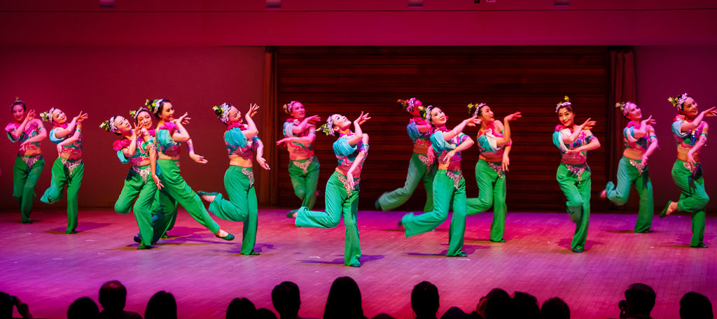 舞蹈《且吟春语》